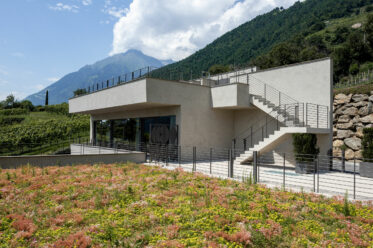 Architektur des Spazio 46 oberhalb der Weinberge von Algund bei Meran, Teil der Pergola Suiten.