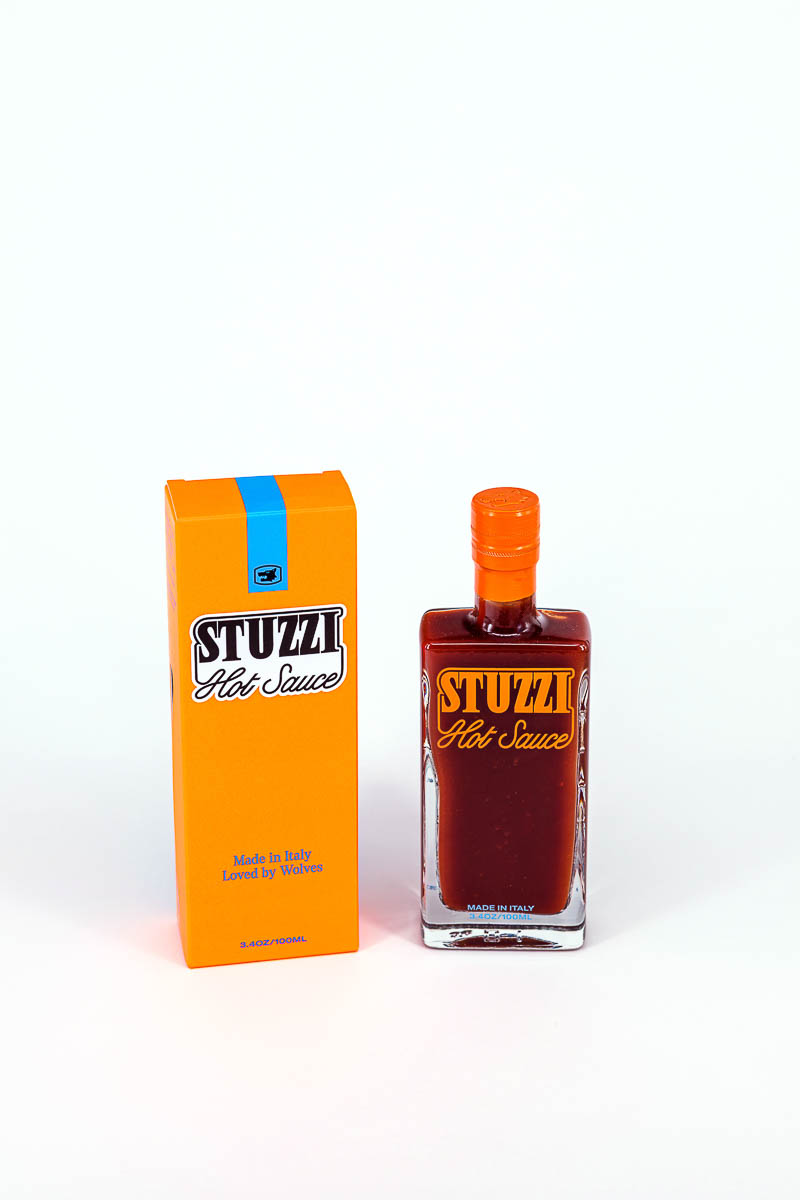 Stuzzi Hot Sauce aus Italien in Glasflasche mit orangefarbener Verpackung