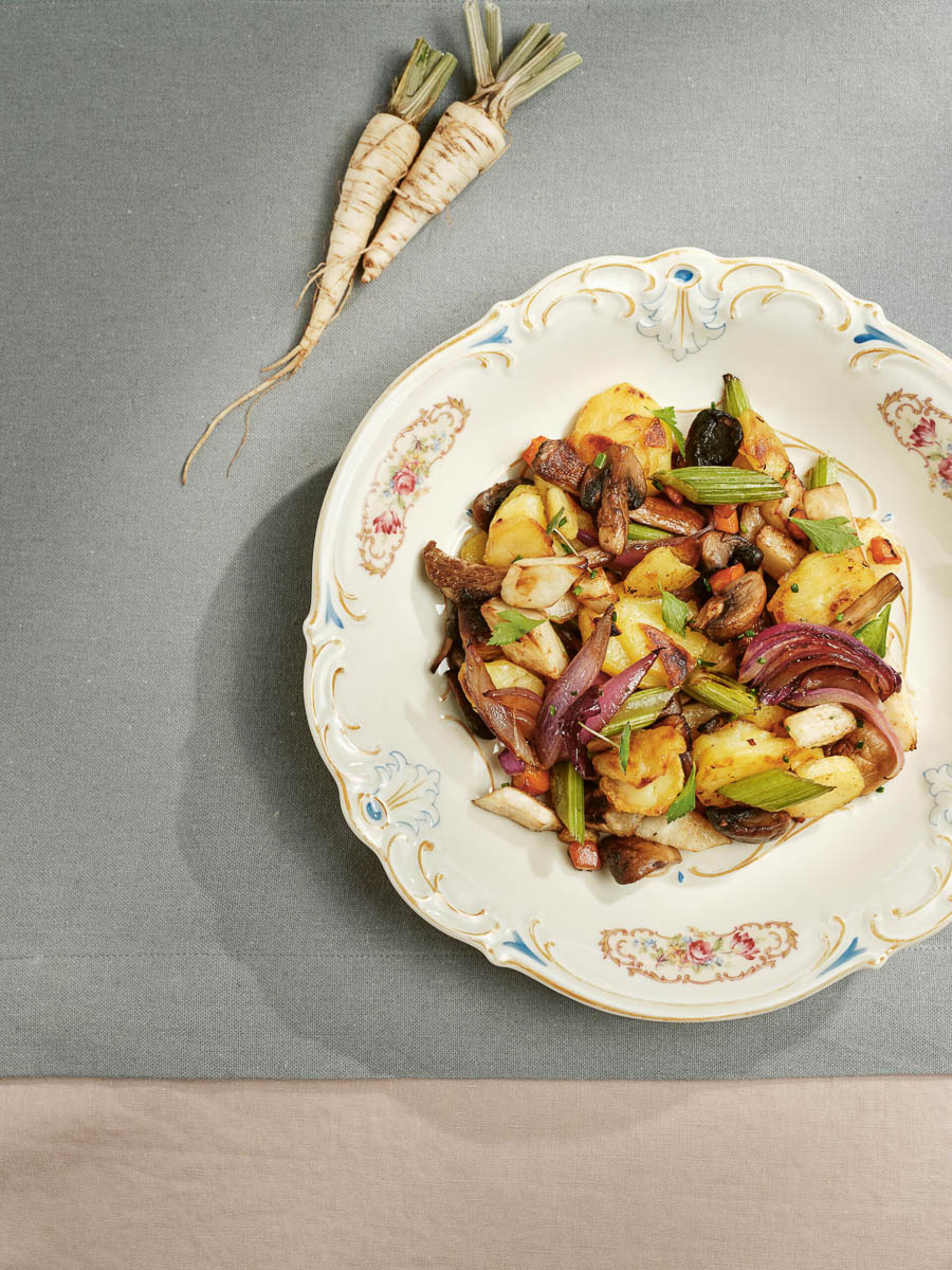 Modern interpretiertes vegetarisches Tiroler Gröstl mit Pilzen und Gemüse