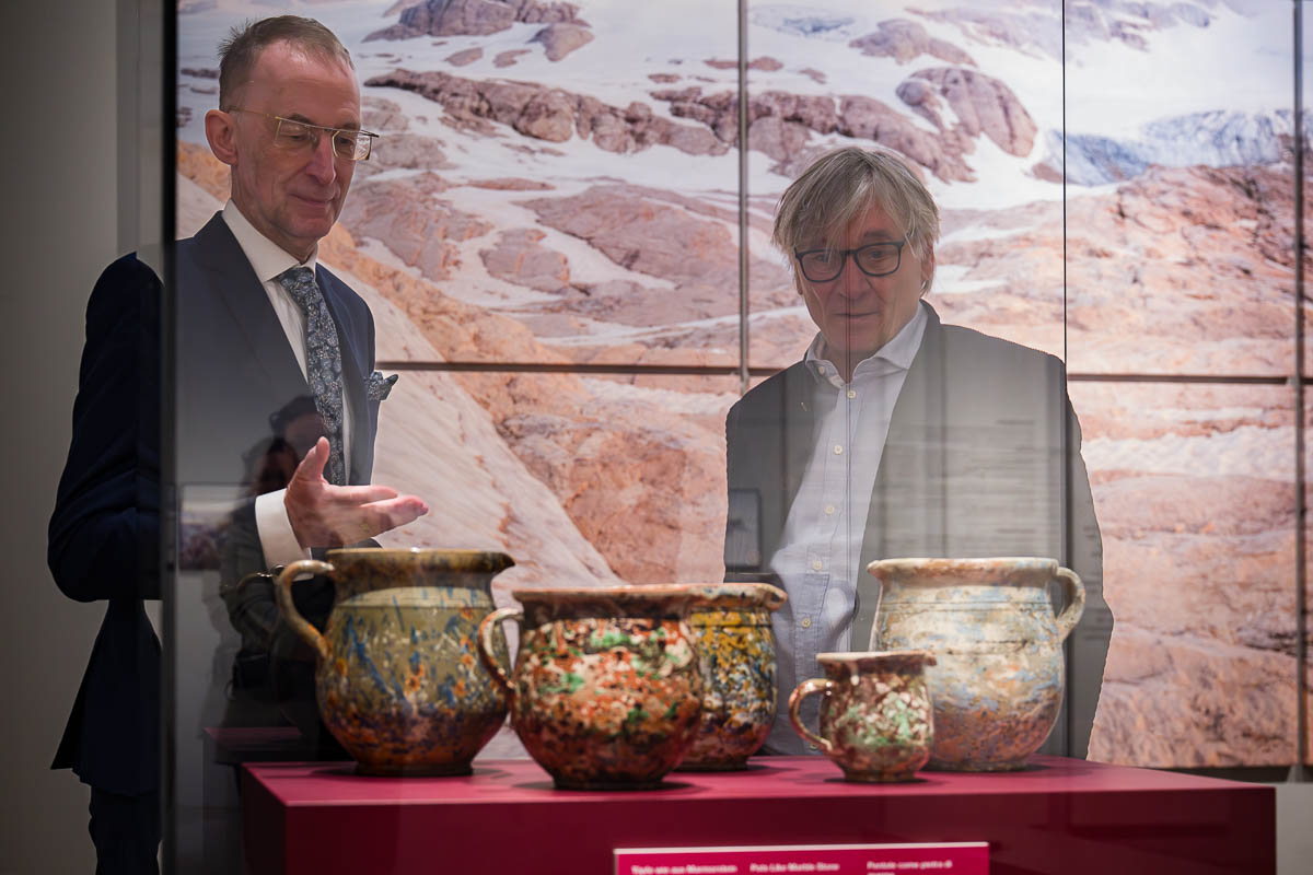 Dr. Frank Matthias Kammel und Fotograf Georg Tappeiner bei der Ausstellungseröffnung EPHEMERIS im Bayerischen Nationalmuseum