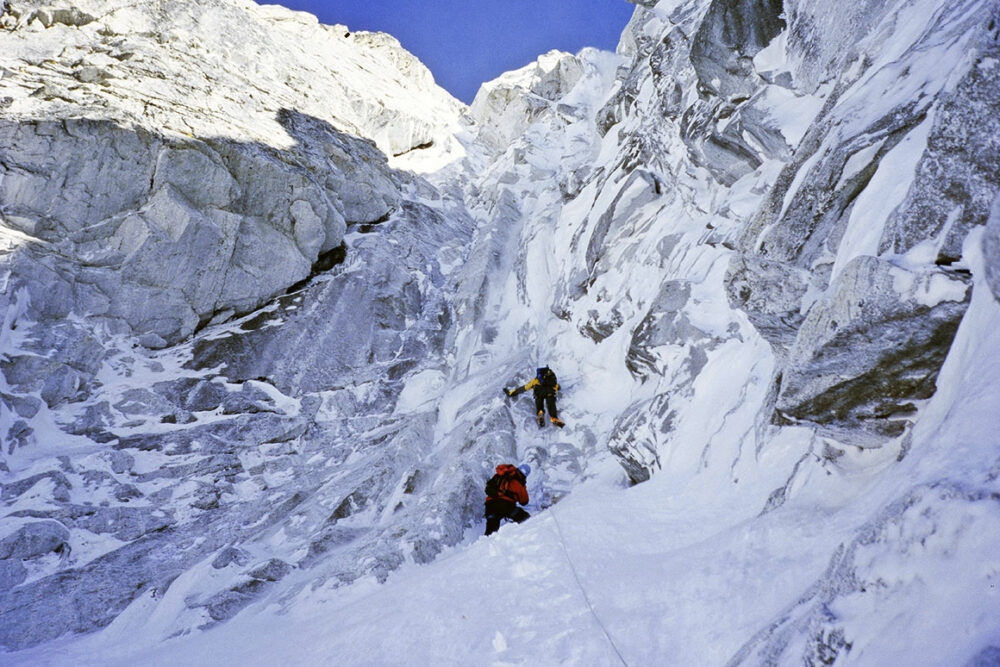 Hans Kammerlander und Maurizio Lutzenberger beim Eisklettern in der Südwand des Nuptse im Himalaya 1997 während einer Expedition