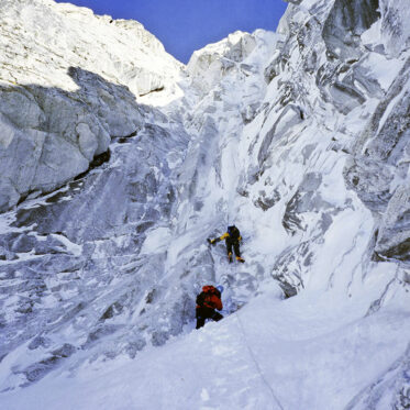 Hans Kammerlander und Maurizio Lutzenberger beim Eisklettern in der Südwand des Nuptse im Himalaya 1997 während einer Expedition