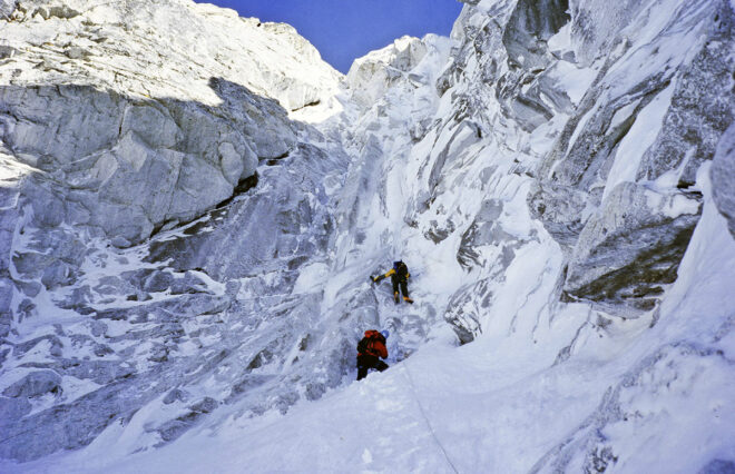 Hans Kammerlander und Maurizio Lutzenberger beim Eisklettern in der Südwand des Nuptse im Himalaya 1997 während einer Expedition