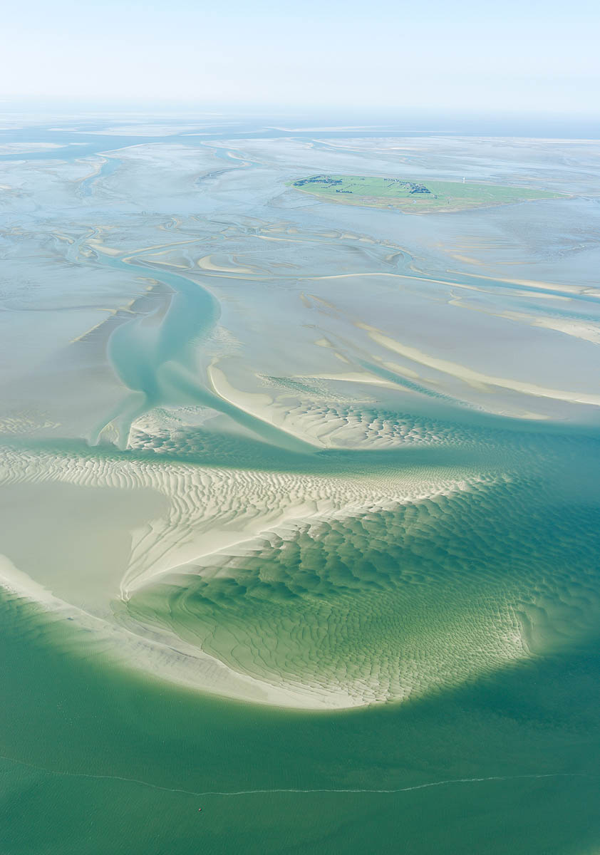 Luftaufnahme einer Insel im Wattenmeer umgeben von Prielen und Sandbänken