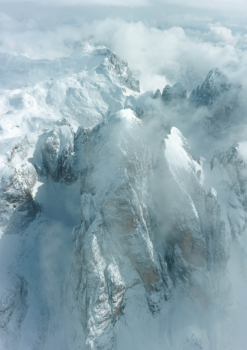 Die Palagruppe bei San Martino di Castrozza. Schneebedeckte Dolomiten-Gipfel ragen aus Nebel und Wolken hervor
