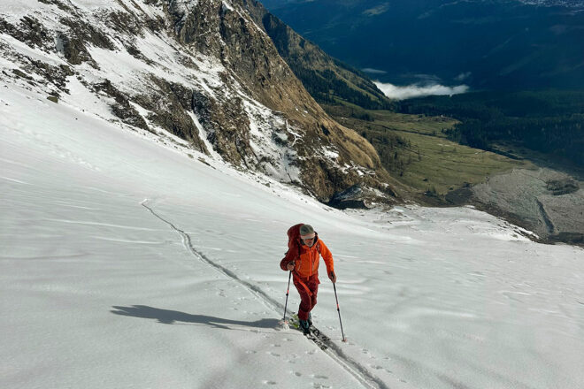 Skitourengeher beim Aufstieg auf den Hocharn über weite Schneehänge oberhalb des Rauriser Tals im Frühjahr