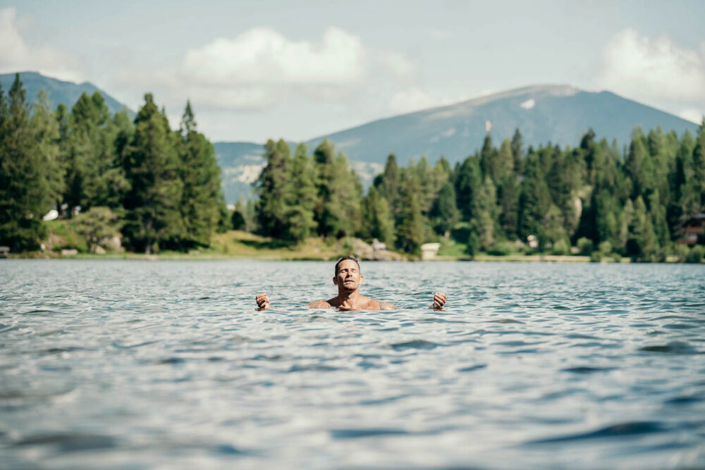 Gast beim Eisbaden im Bergsee vor dem Hotel Hochschober auf der Turracher Höhe