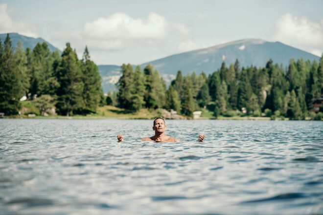 Gast beim Eisbaden im Bergsee vor dem Hotel Hochschober auf der Turracher Höhe
