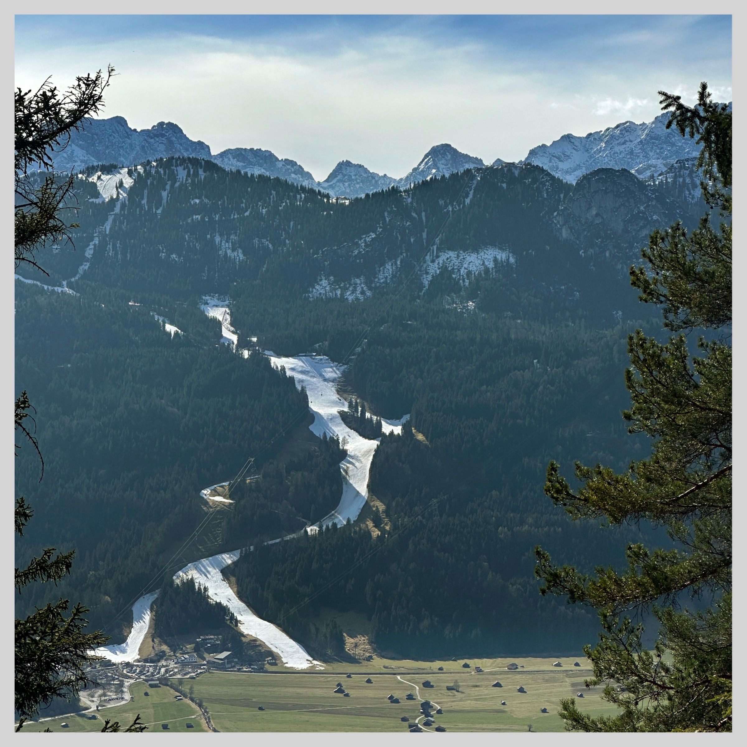 Blick auf das Garmisch-Classic-Skigebiet und verschneite Berge im Frühling