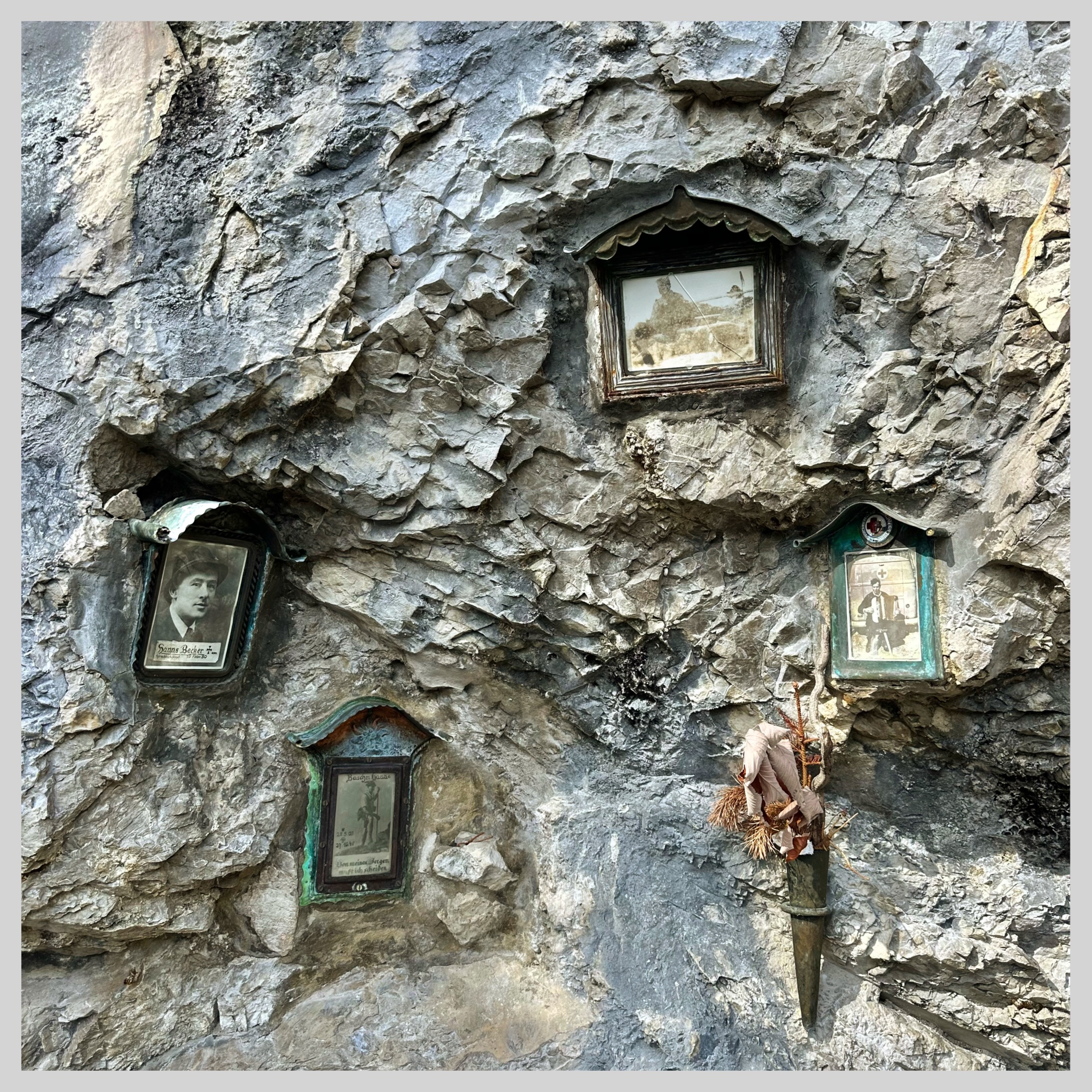 Historische Gedenktafeln in einer Felswand am Wanderweg bei Garmisch