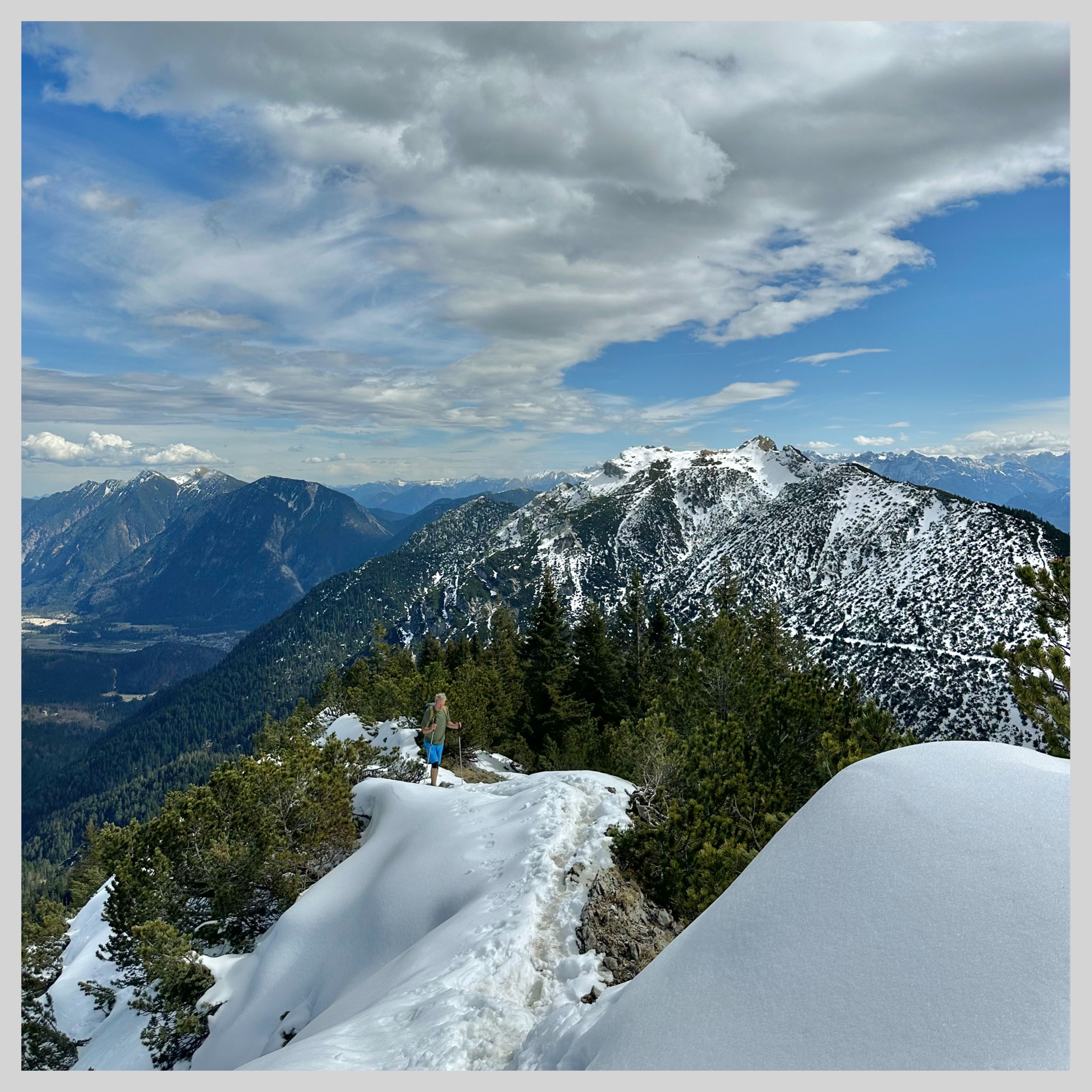 Schneebedeckter Rücken am Hirschbichel mit Panorama der Ammergauer Alpen