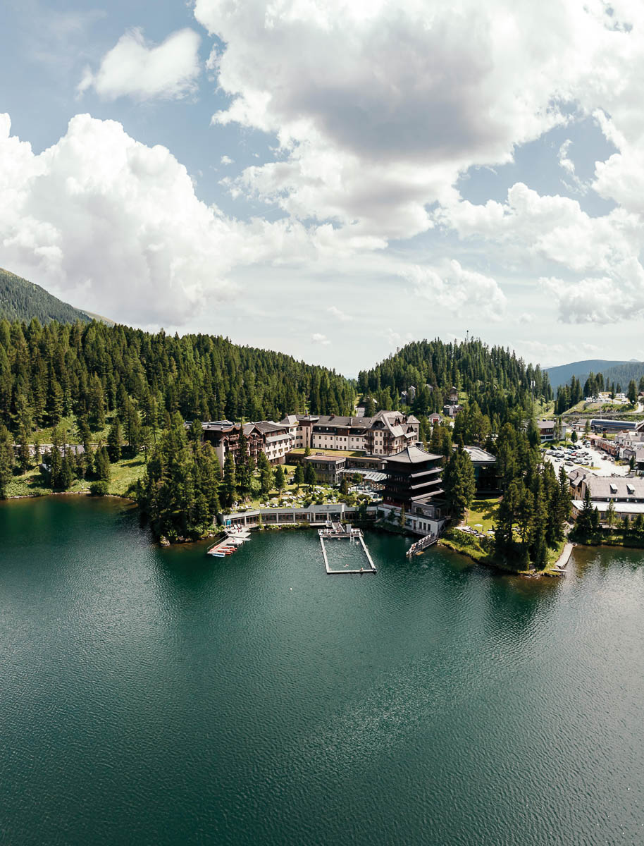 Luftaufnahme des Hotel Hochschober an der Turracher Höhe direkt am Bergsee in den Alpen
