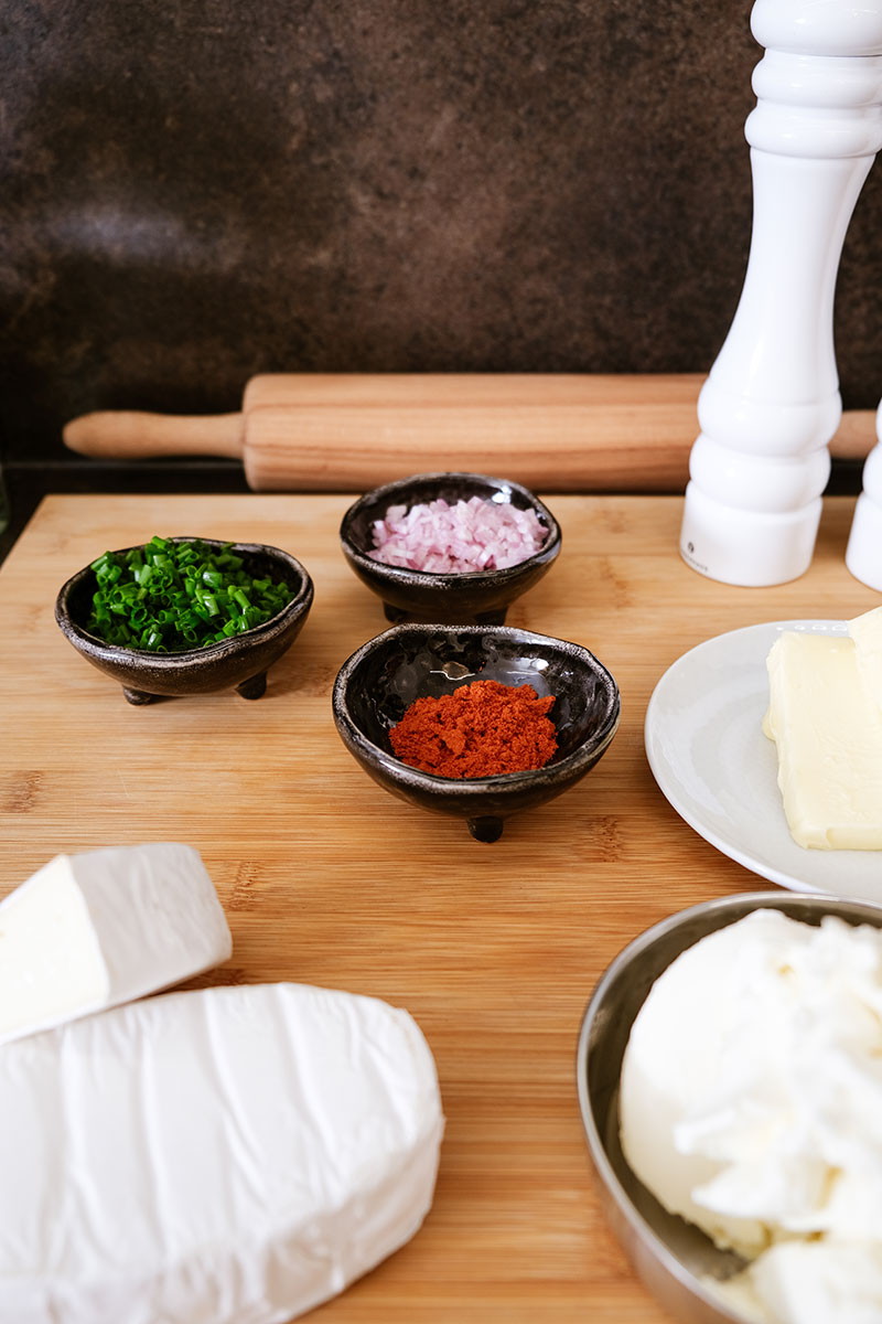 Zutaten für original bayerischen Obazda mit Camembert, Paprika, Schalotten und Schnittlauch