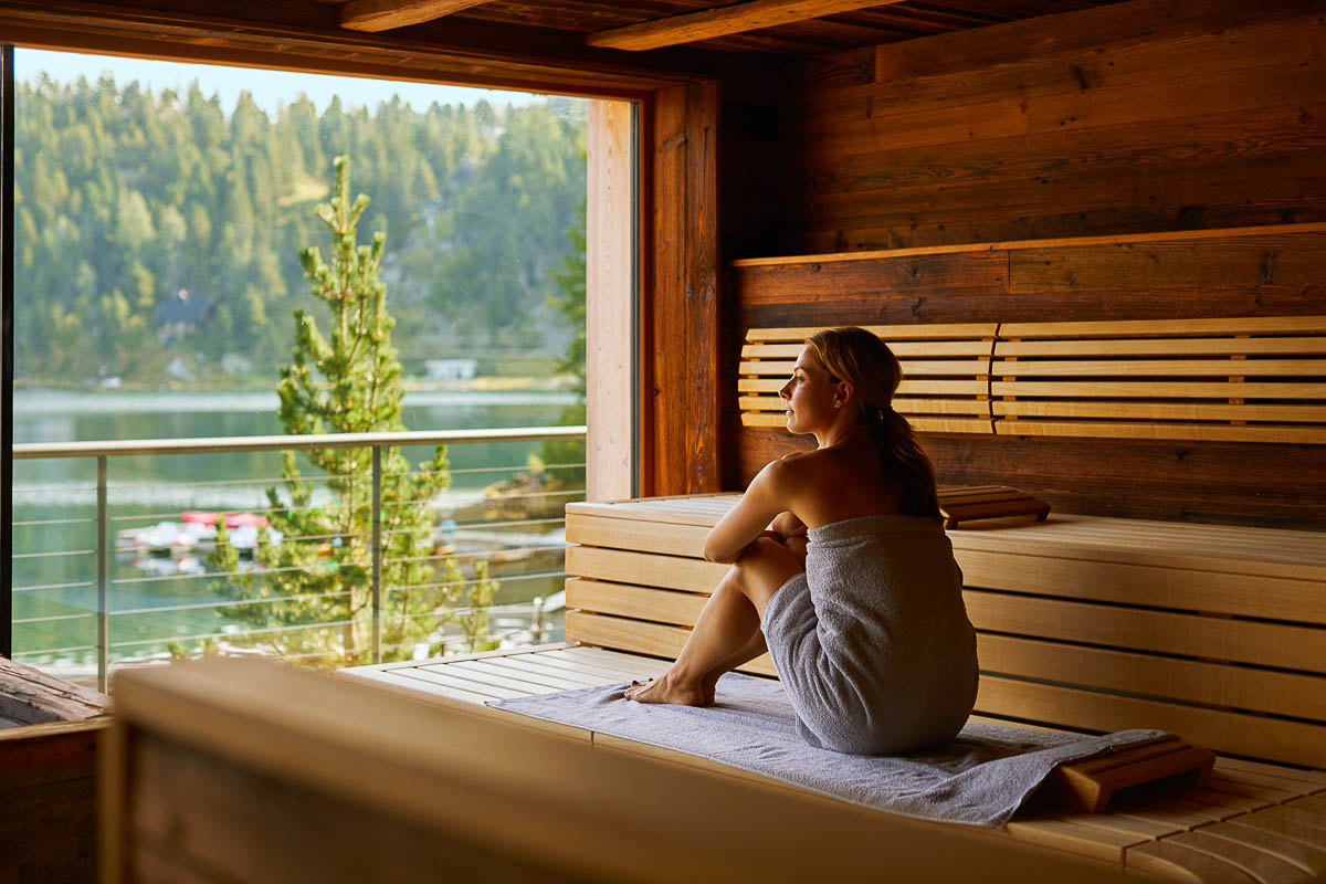 Panorama-Sauna mit Blick auf den Turracher See im Hotel Hochschober