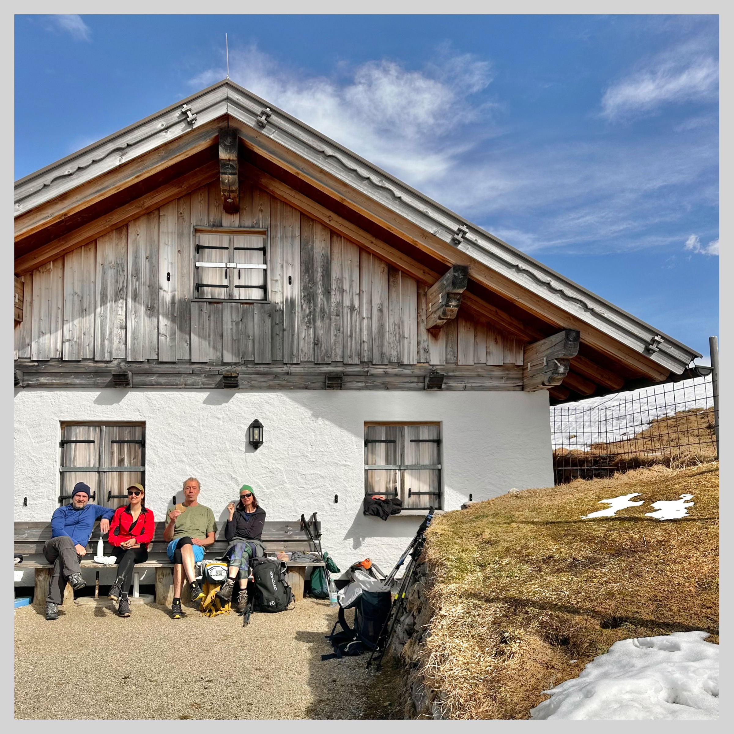 Wandergruppe vor der Stepbergalm in den Ammergauer Alpen im Frühling