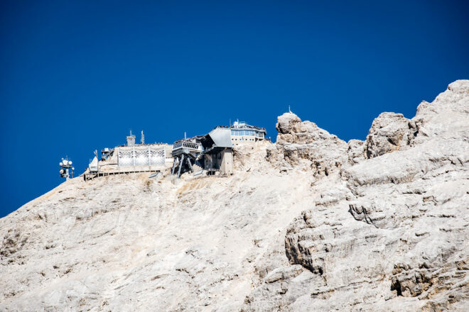 Die Gipfelstation der Zugspitze auf 2962 Metern Höhe unter blauem Himmel, Deutschlands höchster Berg.