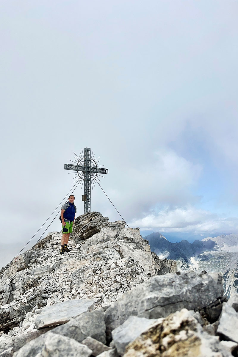 Blick durch das felsige Breitgrieskar hinauf zur Großen Seekarspitze unter blauem Himmel.