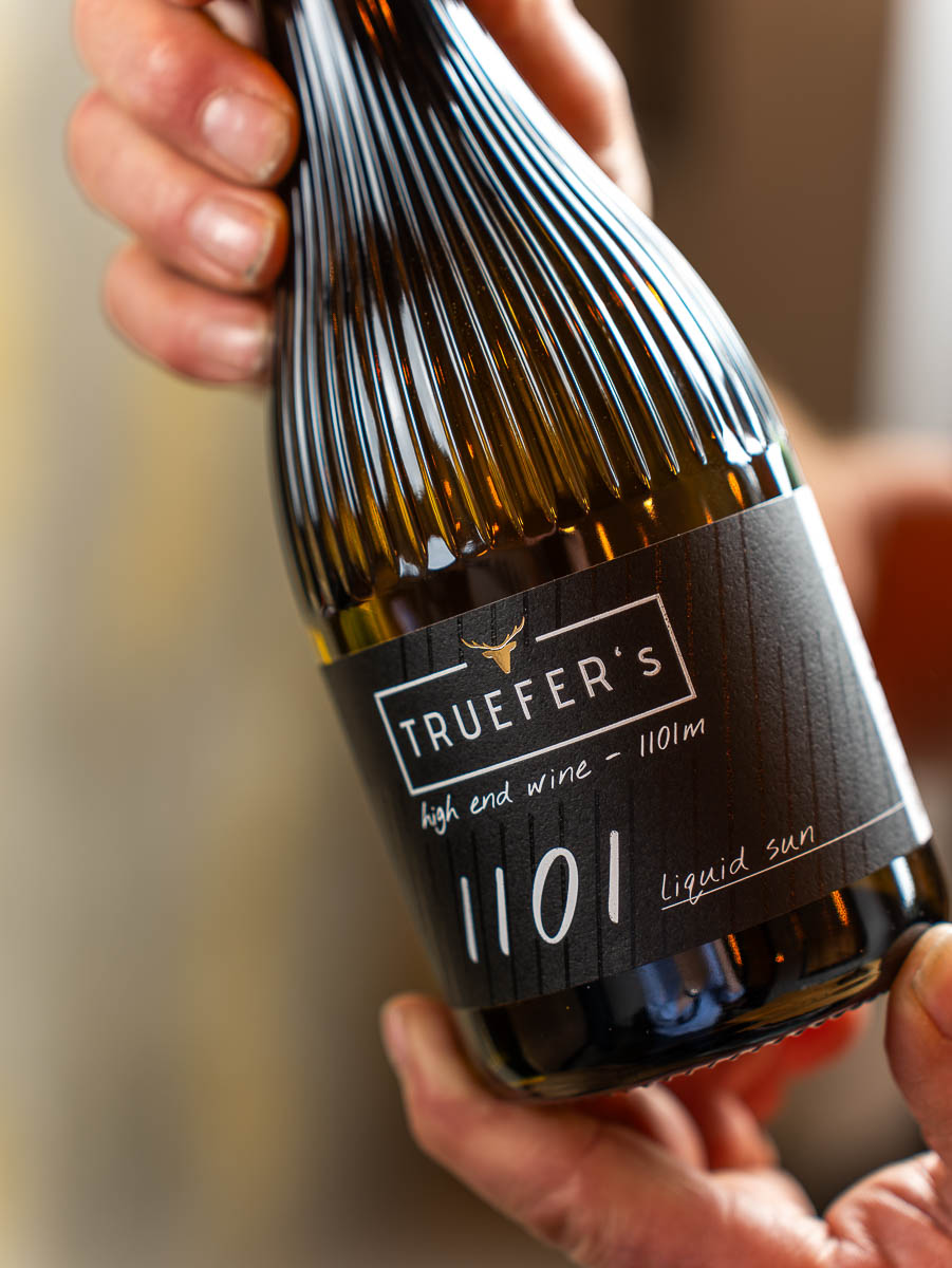 Nahaufnahme einer Flasche TRUEFER’S 1101 Liquid Sun aus Ehrwald